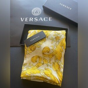 New Versace Silk Blend Skull- Baroque Scarf/Shawl🌟🌟